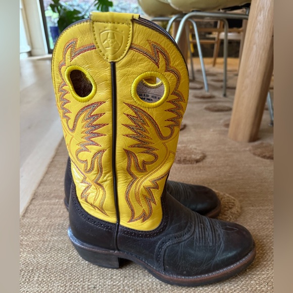 Like New Genuine Leather Ariat Western Boots Men’s size 8.5 in Yellow + Brown - Picture 2 of 11